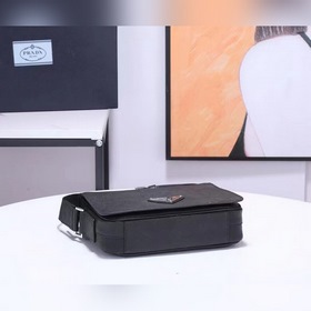 PRADA Сумка через плечо Модель 2VD038 Эта сумка через плечо из ко