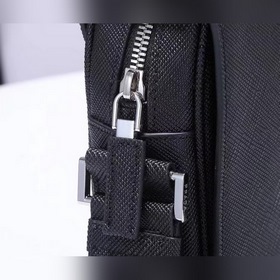 PRADA Сумка через плечо Модель 2VD038 Эта сумка через плечо из ко