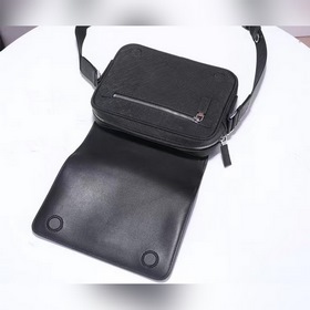 PRADA Сумка через плечо Модель 2VD038 Эта сумка через плечо из ко