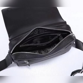 PRADA Сумка через плечо Модель 2VD038 Эта сумка через плечо из ко