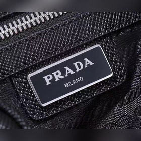 PRADA Сумка через плечо Модель 2VD038 Эта сумка через плечо из ко