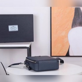 PRADA Весенняя и летняя коллекция мужских сумок через плечо Briq