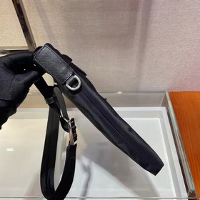 PRADA Сумка через плечо, модель 2VH055 Изготовлена из импортной 