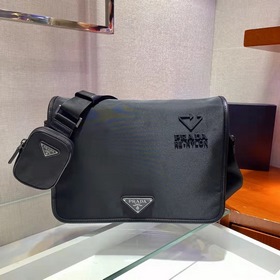 PRADA Почтовая сумка через плечо Модель 2VD039 Эта сумка через пл