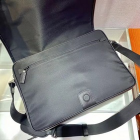 PRADA Почтовая сумка через плечо Модель 2VD039 Эта сумка через пл