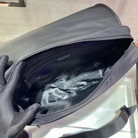 PRADA Почтовая сумка через плечо Модель 2VD039 Эта сумка через пл