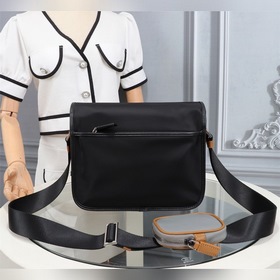 Сумка PRADA почтальон, модель 2VD769B, средний размер Эта сумка и
