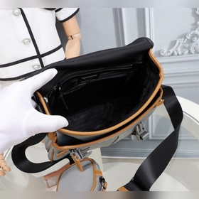 Сумка PRADA почтальон, модель 2VD769B, средний размер Эта сумка и