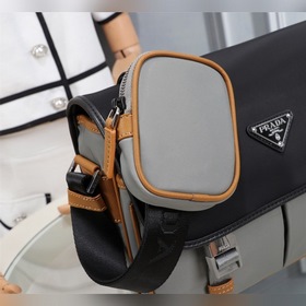 Сумка PRADA почтальон, модель 2VD769B, средний размер Эта сумка и
