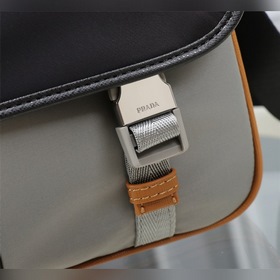 Сумка PRADA почтальон, модель 2VD769B, средний размер Эта сумка и