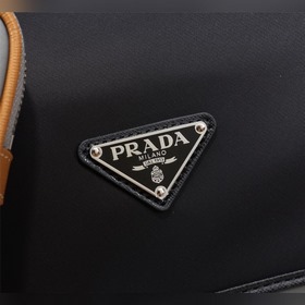 Сумка PRADA почтальон, модель 2VD769B, средний размер Эта сумка и