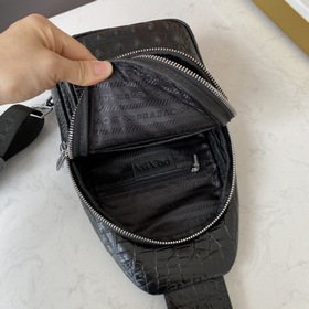 Мужская сумка PRADA из кожи бычка, модель 6056 Незаменимый аксесс