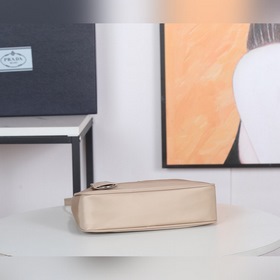 PRADA Hobo сумка в форме полумесяца, модель 1NE204 Изготовлена из