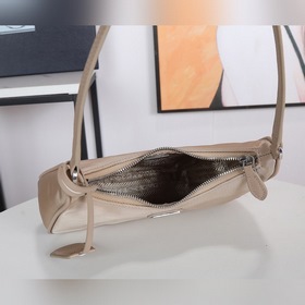 PRADA Hobo сумка в форме полумесяца, модель 1NE204 Изготовлена из