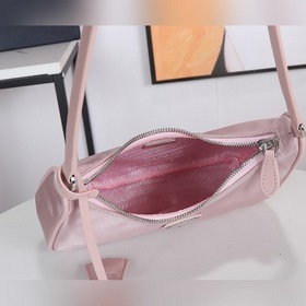PRADA Hobo сумка в форме полумесяца, модель 1NE204 Изготовлена из