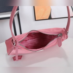 PRADA Hobo сумка в форме полумесяца, модель 1NE204 Изготовлена из