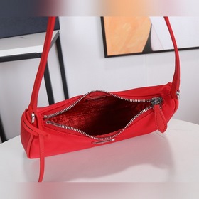 PRADA Hobo сумка в форме полумесяца, модель 1NE204 Изготовлена из
