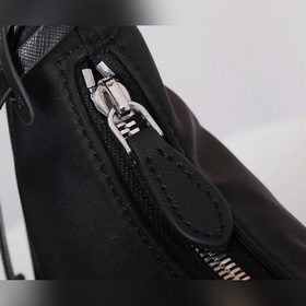 PRADA Hobo сумка в форме полумесяца, модель 1NE204 Изготовлена из