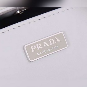 PRADA Подержанная сумка под мышку Артикул： 1BC499 Популярная в эт