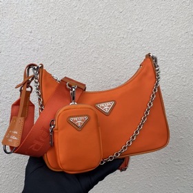 Нейлоновая сумка Prada Hobo, модель： 1BH204 Сеть сестричек-блогер