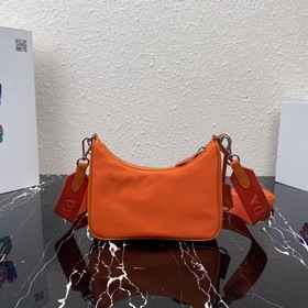 Нейлоновая сумка Prada Hobo, модель： 1BH204 Сеть сестричек-блогер