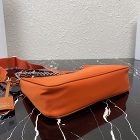 Нейлоновая сумка Prada Hobo, модель： 1BH204 Сеть сестричек-блогер
