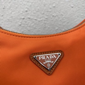 Нейлоновая сумка Prada Hobo, модель： 1BH204 Сеть сестричек-блогер
