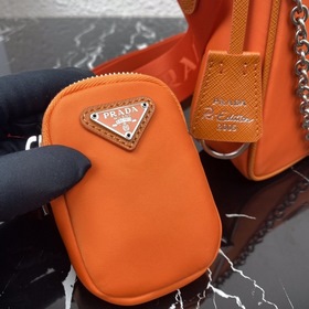 Нейлоновая сумка Prada Hobo, модель： 1BH204 Сеть сестричек-блогер