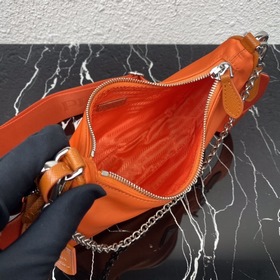 Нейлоновая сумка Prada Hobo, модель： 1BH204 Сеть сестричек-блогер
