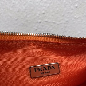 Нейлоновая сумка Prada Hobo, модель： 1BH204 Сеть сестричек-блогер