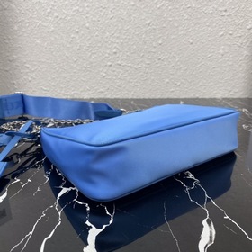 Нейлоновая сумка Prada Hobo, модель： 1BH204 Сеть сестричек-блогер
