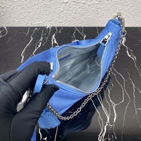 Нейлоновая сумка Prada Hobo, модель： 1BH204 Сеть сестричек-блогер