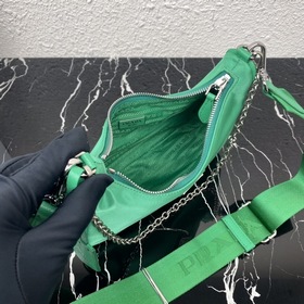 Нейлоновая сумка Prada Hobo, модель： 1BH204 Сеть сестричек-блогер