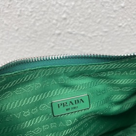 Нейлоновая сумка Prada Hobo, модель： 1BH204 Сеть сестричек-блогер