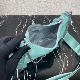 Нейлоновая сумка Prada Hobo, модель： 1BH204 Сеть сестричек-блогер