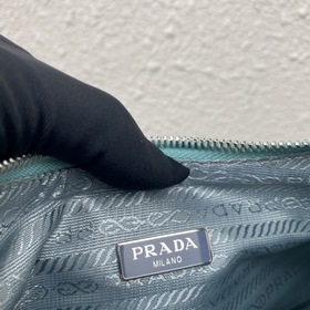Нейлоновая сумка Prada Hobo, модель： 1BH204 Сеть сестричек-блогер
