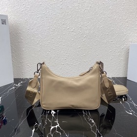 Нейлоновая сумка Prada Hobo, модель： 1BH204 Сеть сестричек-блогер