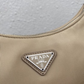 Нейлоновая сумка Prada Hobo, модель： 1BH204 Сеть сестричек-блогер