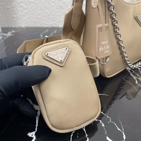 Нейлоновая сумка Prada Hobo, модель： 1BH204 Сеть сестричек-блогер