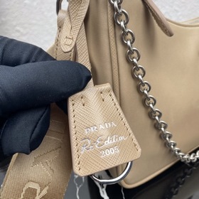 Нейлоновая сумка Prada Hobo, модель： 1BH204 Сеть сестричек-блогер