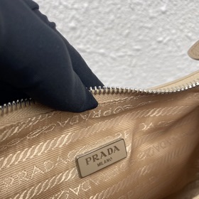 Нейлоновая сумка Prada Hobo, модель： 1BH204 Сеть сестричек-блогер
