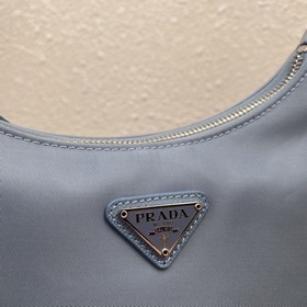 Нейлоновая сумка Prada Hobo, модель： 1BH204 Сеть сестричек-блогер