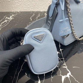 Нейлоновая сумка Prada Hobo, модель： 1BH204 Сеть сестричек-блогер