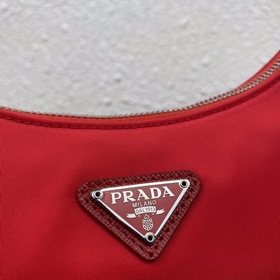 Нейлоновая сумка Prada Hobo, модель： 1BH204 Сеть сестричек-блогер