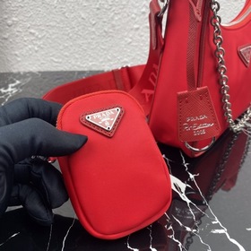 Нейлоновая сумка Prada Hobo, модель： 1BH204 Сеть сестричек-блогер