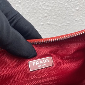 Нейлоновая сумка Prada Hobo, модель： 1BH204 Сеть сестричек-блогер