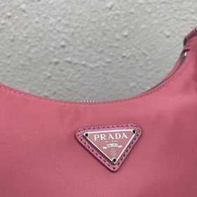 Нейлоновая сумка Prada Hobo, модель： 1BH204 Сеть сестричек-блогер