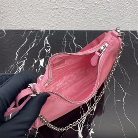 Нейлоновая сумка Prada Hobo, модель： 1BH204 Сеть сестричек-блогер
