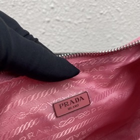Нейлоновая сумка Prada Hobo, модель： 1BH204 Сеть сестричек-блогер