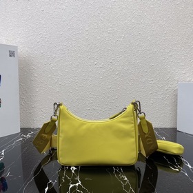 Нейлоновая сумка Prada Hobo, модель： 1BH204 Сеть сестричек-блогер